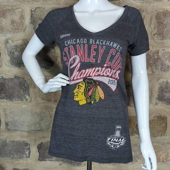 Chicago blackhawks Stanley Cup Tee Shirt Woman's Size Large Gray V-Neck‎ Graphic - Picture 1 of 12
